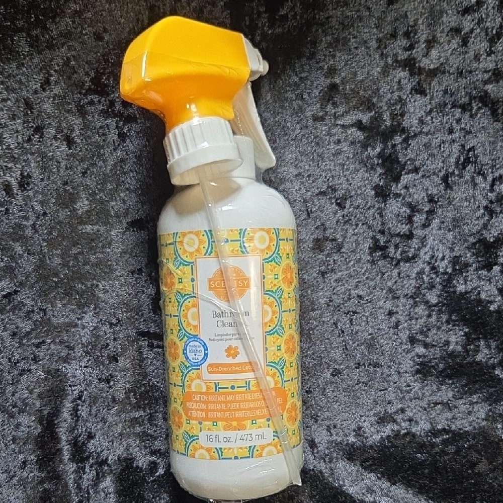 Scentsy Sun-Drenched Cotton Cleaner with Yellow and Orange Design